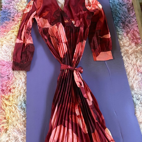 Elegant Floral Red Dress - Picture 2 of 4